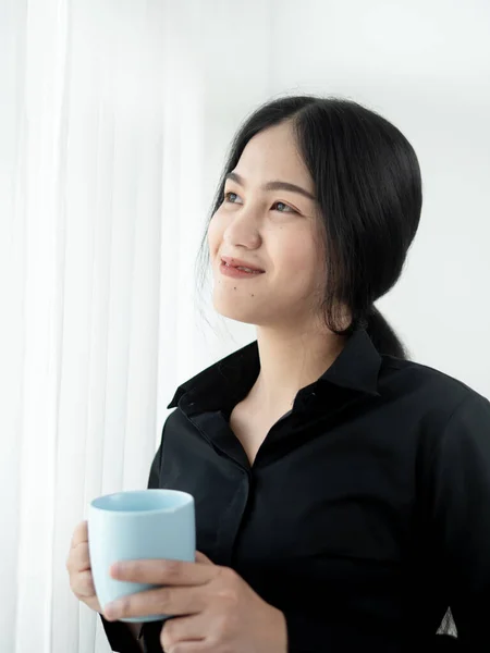Mujer Negocios Asiática Bebiendo Café Cerca Ventana Mañana Concepto Estilo —  Fotos de Stock