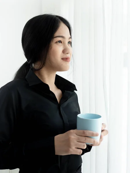 Mujer Negocios Asiática Bebiendo Café Cerca Ventana Mañana Concepto Estilo —  Fotos de Stock