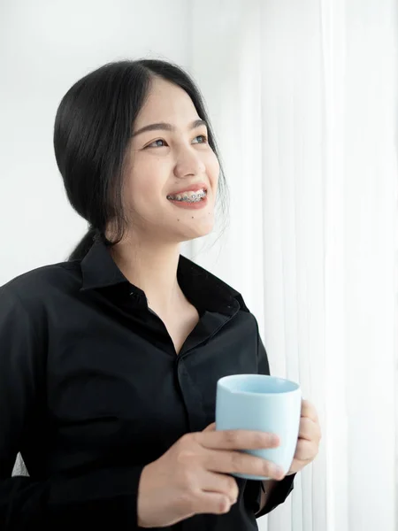 Mujer Negocios Asiática Bebiendo Café Cerca Ventana Mañana Concepto Estilo —  Fotos de Stock