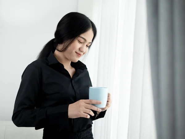 Mujer Negocios Asiática Bebiendo Café Cerca Ventana Mañana Concepto Estilo —  Fotos de Stock