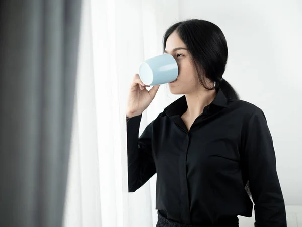 Mujer Negocios Asiática Bebiendo Café Cerca Ventana Mañana Concepto Estilo —  Fotos de Stock