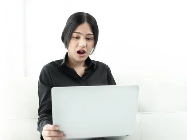 Asiatisk Kvinna Tomma Med Hjälp Laptop Sitter Soffan Hemma Karantän — Stockfoto