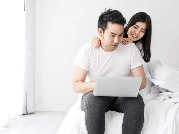 Feliz Ásia Casal Usando Laptop Cama Juntos Casa Estilo Vida — Fotografia de Stock