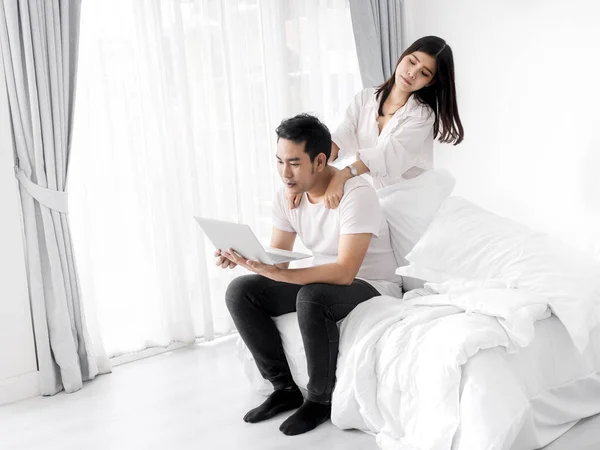 Щаслива Азіатська Пара Використовує Ноутбук Ліжку Разом Вдома Спосіб Життя — стокове фото
