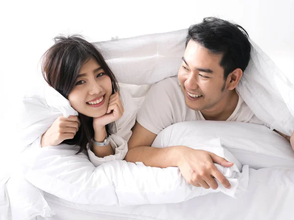 담요를 동양인 남녀가 침대에 생활하는 — 스톡 사진