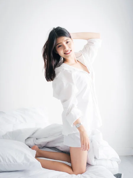 Happy Aziatische Vrouw Ontspannen Bed Lifestyle Concept — Stockfoto