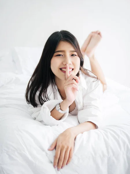 Mulher Asiática Feliz Relaxante Cama Conceito Estilo Vida — Fotografia de Stock