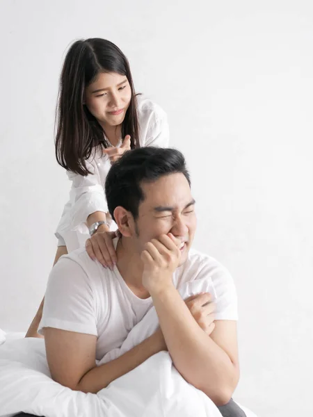 아시아 아내는 불충실하고 스러운 행동으로 남편을 다치게 하였다 — 스톡 사진