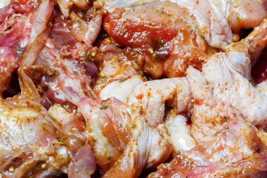 Baharatlı çiğ bıldırcın ve limonlu cam tencere..