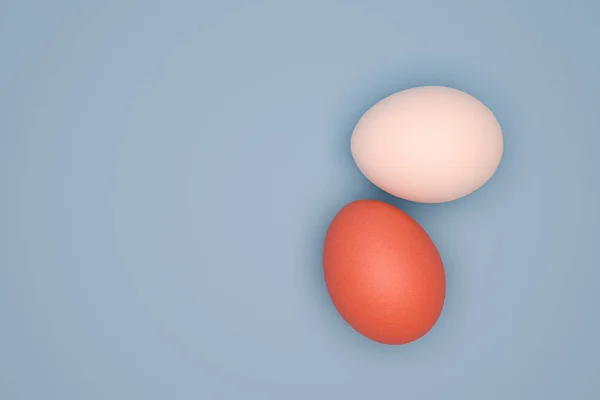 白色和褐色的蛋躺在蓝色的背景上，复活节快乐，是复制的地方. — 图库照片