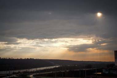 gün batımından sonra yağmur yol kavşağı üzerinde