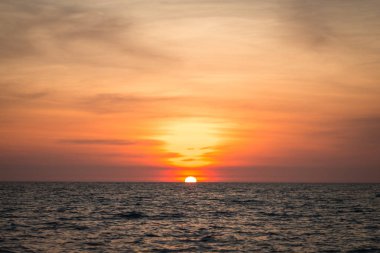 Phuket beach ve gün batımında Tay tekne üzerinde batan güneşin