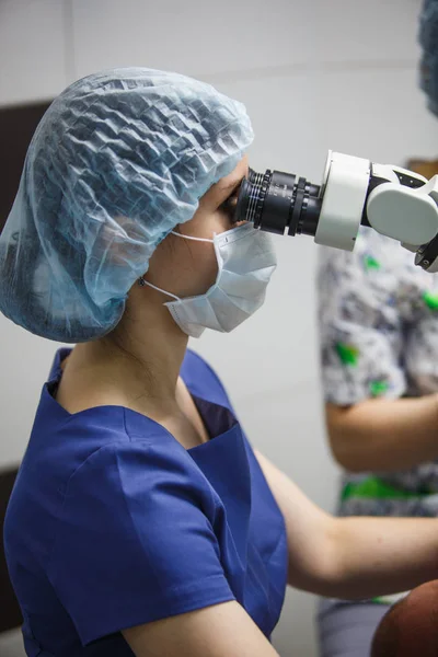 Dentista Olhar Para Microscópio Tratamento Paciente Através Microscópio Consultório Odontológico — Fotografia de Stock