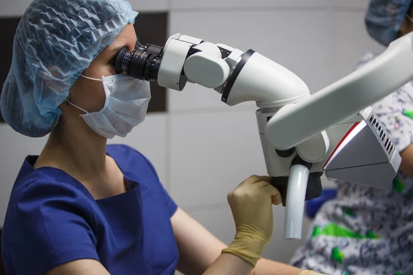 Kvinnlig Tandläkare Tittar Ett Mikroskop Behandling Patienten Genom Ett Mikroskop — Stockfoto