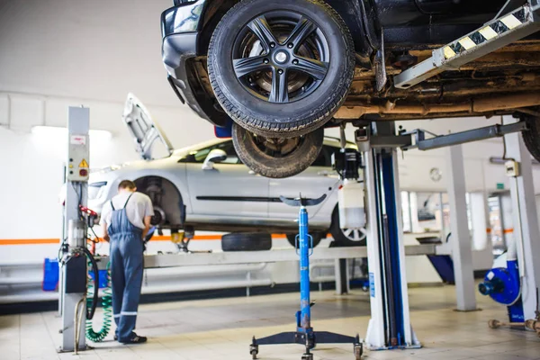 Autoreparatur Der Tankstelle Hände Eines Mechanikers Overalls Reparieren Das Auto — Stockfoto