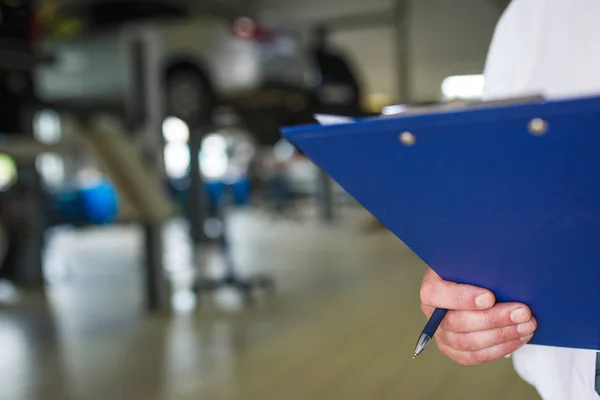 Hand Van Kapitein Van Inspecteur Het Service Station Een Wit — Stockfoto