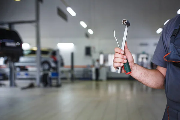 Ein Mechaniker Overalls Mit Werkzeug Der Hand Steht Mit Verschränkten — Stockfoto