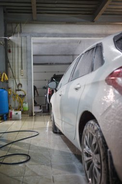 Araba elle yıkandı. Çamaşır makinesi arabayı yüksek basınçlı aparattan yıkar ve camı siler..