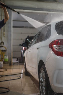 Araba elle yıkandı. Çamaşır makinesi arabayı yüksek basınçlı aparattan yıkar ve camı siler..