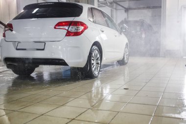 Araba elle yıkandı. Çamaşır makinesi arabayı yüksek basınçlı aparattan yıkar ve camı siler..