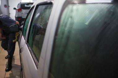 Araba elle yıkandı. Çamaşır makinesi arabayı yüksek basınçlı aparattan yıkar ve camı siler..