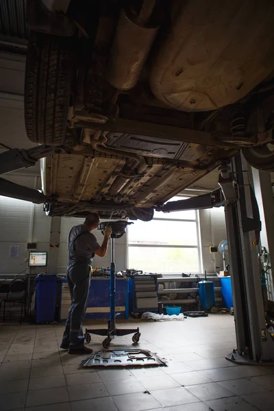 Autoreparatur Der Tankstelle Hände Eines Mechanikers Overalls Reparieren Das Auto — Stockfoto