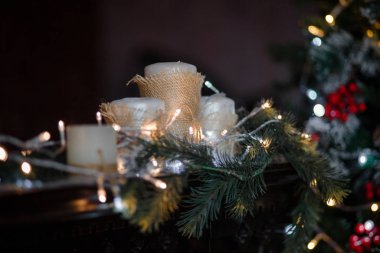 Evde Noel süslemelerinin unsurları. Noel ışıkları çelenkler, tahta oyuncaklar, ağacın altındaki hediyeler.