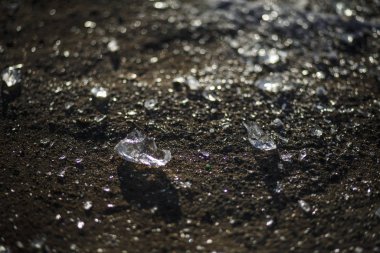 Güneşte parlamak ve parlamak için şeffaf parçalar. İlk don, çatlamış buz.