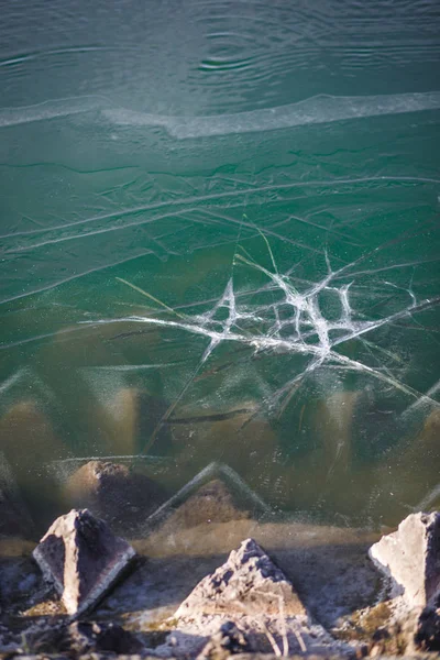 Tekstura Zamarzniętego Rozszczepionego Lodu Jeziorze Turkusowy Lód Jeziorze Zamarzł Trójkątnych — Zdjęcie stockowe
