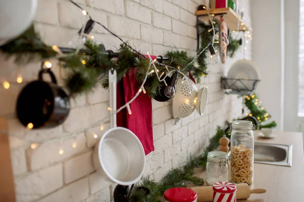 Weihnachtsdekoration Der Küche Des Hauses Loftstil Dekorationen Mit Tannenzweigen Und — Stockfoto