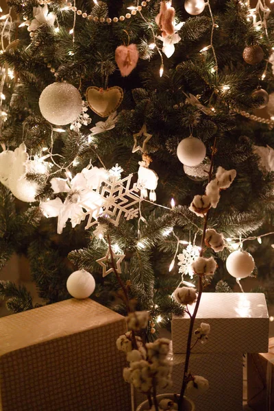 Evde Noel Süslemelerinin Unsurları Noel Işıkları Çelenkler Tahta Oyuncaklar Ağacın — Stok fotoğraf