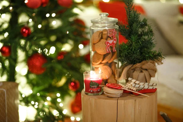 Świąteczne Ciasteczka Szklanym Słoiku Uroczyste Słodycze Świątecznym Wystroju Pobliżu Choinki — Zdjęcie stockowe