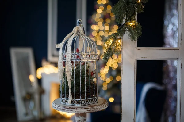 自宅のクローズアップでのクリスマスの装飾の要素 クリスマスのインテリアライトガーランド 木製のおもちゃ 木の下の贈り物 — ストック写真