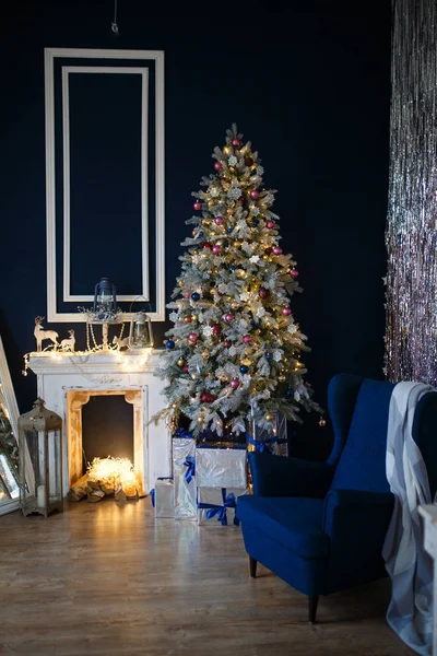 주택의 장식에 사용되었다 크리스마스 트리와 스튜디오 커다란 안락의자 벽난로 — 스톡 사진