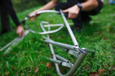 Montaj ve kayak tamiri süreci: Metal iskelet, PVC cilt, ahşap ve alüminyum çerçeveler. Erkek eller Kano ve kürek tekne Monte.