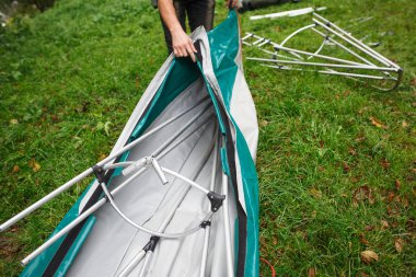 Montaj ve kayak tamiri süreci: Metal iskelet, PVC cilt, ahşap ve alüminyum çerçeveler. Erkek eller Kano ve kürek tekne Monte.