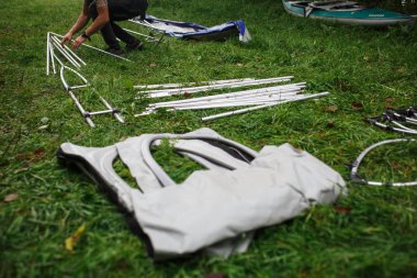 Montaj ve kayak tamiri süreci: Metal iskelet, PVC cilt, ahşap ve alüminyum çerçeveler. Erkek eller Kano ve kürek tekne Monte.