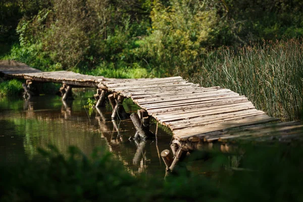 Puente Madera Sobre Río Puente Desigual Hecho Troncos Estanque Tranquilo — Foto de Stock