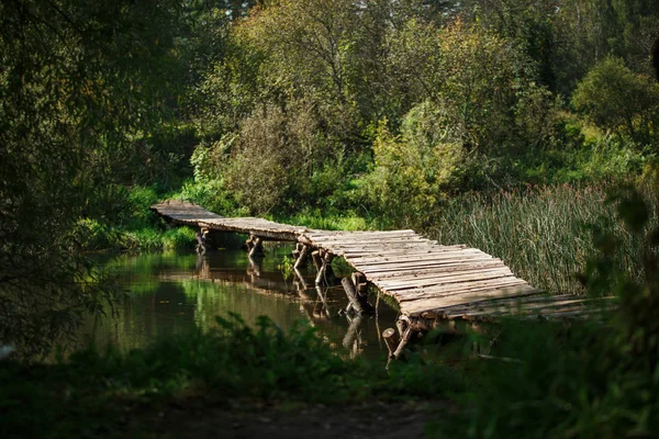Drewniany Most Nad Rzeką Nierówny Most Kłód Spokojnym Stawie — Zdjęcie stockowe