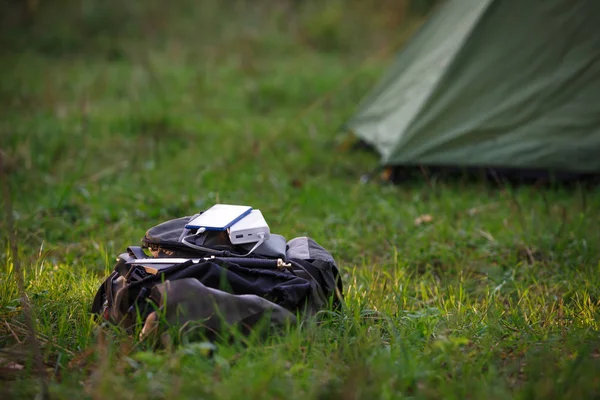 Mit Einer Powerbank Laden Sie Ihr Telefon Und Ihre Geräte — Stockfoto