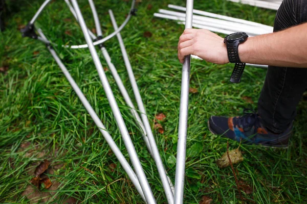 The process of assembling and repairing kayaks: metal skeleton, PVC skin, wooden and aluminum frames. Male hands assemble the canoes and paddle boating. — Stock Image Process Assembling Repairing Kayaks Metal Skeleton Pvc Skin Wooden Aluminum Stock Picture