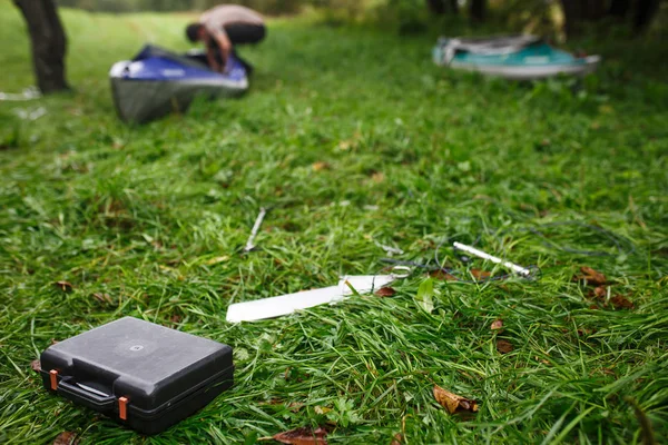 The process of assembling and repairing kayaks: metal skeleton, PVC skin, wooden and aluminum frames. Male hands assemble the canoes and paddle boating. — Stock Image Process Assembling Repairing Kayaks Metal Skeleton Pvc Skin Wooden Aluminum Stock Photo