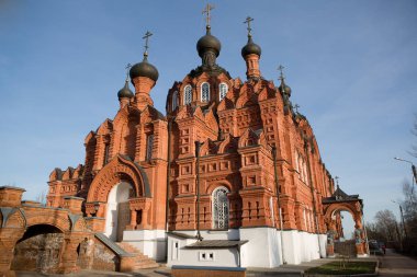 Kaluga Bakiresi 'nin manastırı. Güneşin parlak ışığında. Shamordino 'daki manastırın yüksek duvarlarını kırmızı tuğla oymuş.