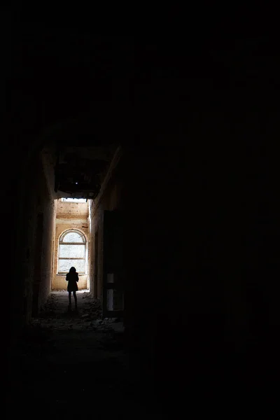Homem Fim Corredor Escuro Dentro Edifício Abandonado Uma Vista Intimidante — Fotografia de Stock