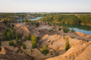 Yazın şafak vakti dağlarda mavi göl. Terk edilmiş kum çukurları üzerinde Tula bölgesinde Konduki köyünde göl.