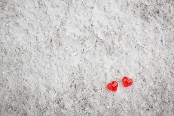 Két Piros Üvegszív Hóban Jelképek Valentin Nap Háttér Textúra Szív — Stock Fotó