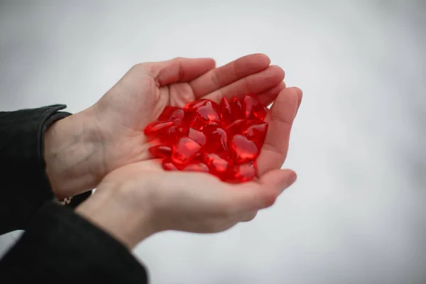 Corazones Cristal Rojo Las Manos Las Mujeres Sobre Fondo Blanco —  Fotos de Stock