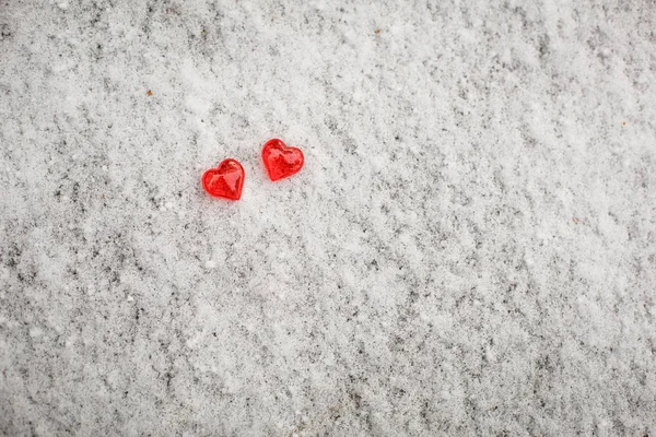 Két Piros Üvegszív Hóban Jelképek Valentin Nap Háttér Textúra Szív — Stock Fotó