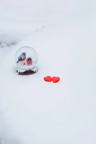 Två Tjurar Glasboll Med Snö Röda Glashjärtan Snön Kärlek Symboler — Stockfoto