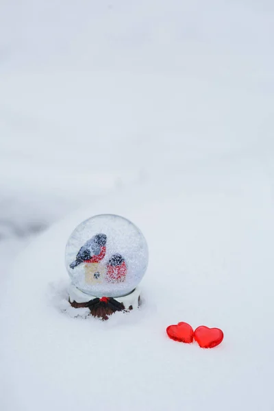 Két Bikapinty Egy Üveggömbben Hóval Piros Üvegszívek Hóban Szerelem Szimbólumok — Stock Fotó